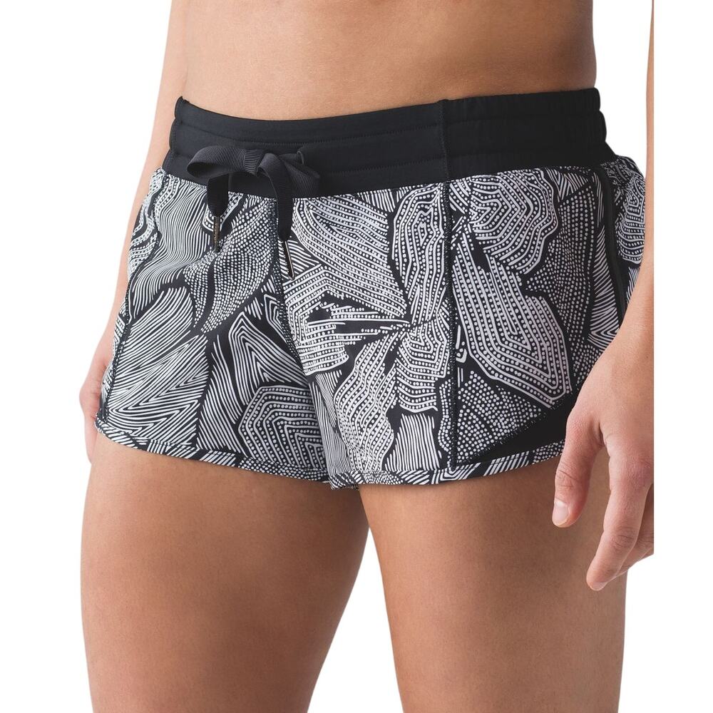 Lululemon Hotty Hot Shorts Size 6 2.5" Dottie Tribe Black White Run Gym Workout